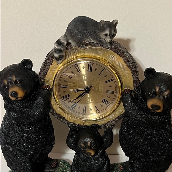 Charming Black Bear 🐻 Family Holding a Birch Log Clock with Raccoon 🦝 on the Top - Picture 2 of 9